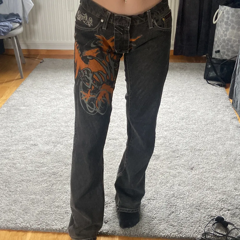 köpta från plick, jag själv har ej använt dem så mycket. Det har lite slitningar där nere, pga att de är långa (lätt att fixa med säkerhets nål) innerben: 87cm ytterben: 109cm midja rakt över: 40cm fot-bredd: 23cm.. kolla gärna in de andra WAX på min sida. Farkut & Housut.