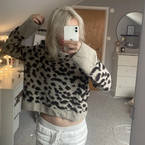 stickad tröja - säljer denna stickade tröja med leopardmönster ifrån hm😇😇👍🏼 så nice till hösten och extra snygg till linnebyxor!!!