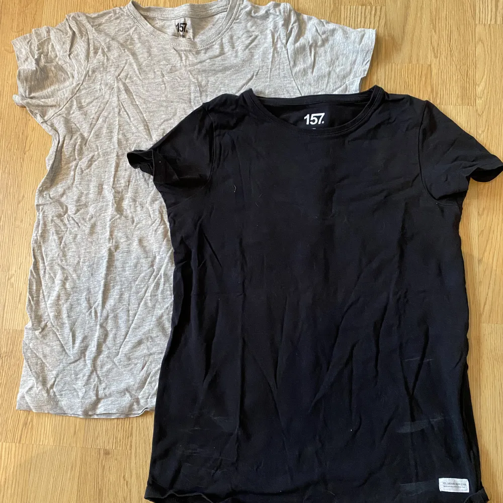 En svart och grå T-shirt. Den svarta är lite smutsig. 20 kr för 1, 30 kr för båda två. . T-shirts.