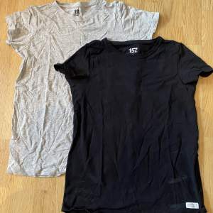 En svart och grå T-shirt. Den svarta är lite smutsig. 20 kr för 1, 30 kr för båda två. 