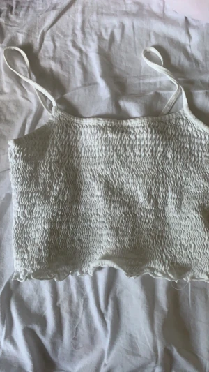 Top - Hej jag säljer en vit Top. Den är i storlek s/xs. Jag använder den aldrig och den är köpt på Gina. Jag säljer den för 15kr+frakt som är mellan 26-59kr. Hör av er vid intresse 