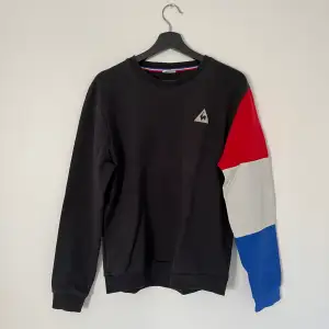En tröja i Frankrike fotbolls tema med deras märke på tröjan. Har en cool design och mönster. Tröjan har ett skönt bomullsmatrial och är i felfrittskick. 