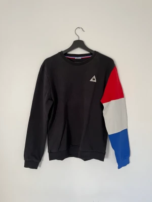 Frankrike tröja  - En tröja i Frankrike fotbolls tema med deras märke på tröjan. Har en cool design och mönster. Tröjan har ett skönt bomullsmatrial och är i felfrittskick. 