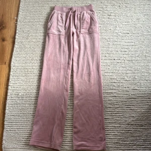Juicy couture byxor - Rosa juicy couture byxor i storlek XXS. Bra skick och bara använda några få gånger. 