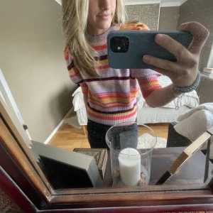 Stickad tröja  - Säljer denna jätte söta stickade kortärmade tröjan från zara då den längre inte kommer till användning längre!