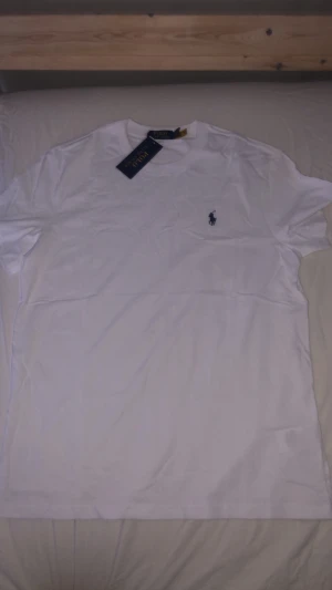 Helt ny polo t shirt och har aldrig används nån gång och har fortfarande kvar tags 🏷️ den är som sagt helt ny - Helt ny polo t shirt 👔 vit storlek m och aldrig använd