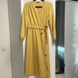 Gul klänning från Henza i storlek 36. På grund av ”bältet” så kan man justera själv hur tajt man vill ha den, så jag skulle nog säga att det passar för XS också upp till M. Den har en fin gul färg som passar perfekt under vår-sommar. Mycket efterfrågad☺️