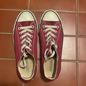 Låga converse - Säljer mina låga converse i vinröd färg i storlek 38. 
