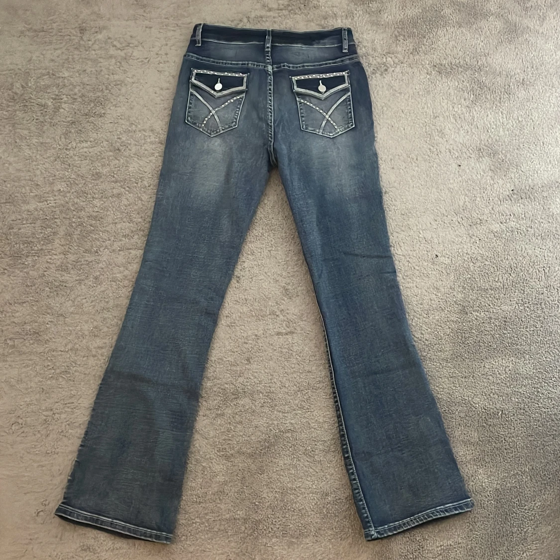 Bootcut jeans med tryck på baksidan - 90