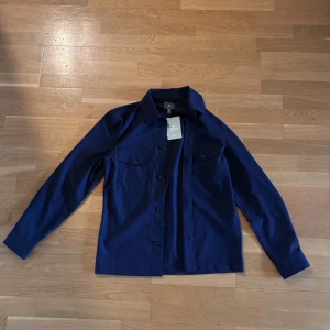 Overshirt  - Säljer en stilren overshirt som passar till allt. Du kan ha den på våren, hösten och på sommarkvällarna. Skick 10/10 nypris 499kr