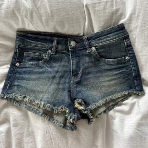 Säljer mina lågmidjade jeansshorts från H&M, i stl 36. Använda väldigt fåtal gånger, därför säljer jag de. 💕😊