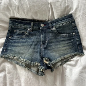 Lågmidjade jeansshorts - Säljer mina lågmidjade jeansshorts från H&M, i stl 36. Använda väldigt fåtal gånger, därför säljer jag de. 💕😊