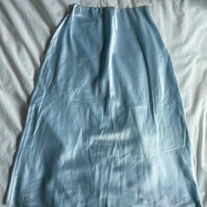 Satin kjol från Chiquelle, endast använd 2 ggr!✨ Färgen syns bäst på andra bilden!