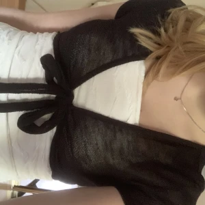 Bikini cover upp - En jättefin bikini cover upp från h&m som inte kommer till användning. Ett litet hål i bak som går att se på sista bilden💗