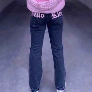 Hello Kitty jeans från bershka, rak modell med slits och Rhinestones flammor!🔥🎀