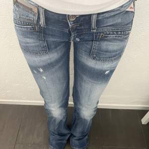 Vintage replay jeans! Lågmidjade och raka! Storlek W26/L34 men små i storleken så mer som en 24/25 i midjan. Ca 74 i midjemått och 86 i innerbenslängd.  I vintage skick, se bilder 