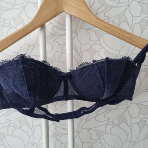 Bra XS - Good used several times. Size XS. I don't remember the brand since I removed the label, but I bought it in an Italian underwear shop.