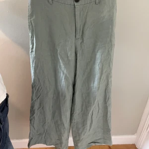 Gröna linnebyxor - Högmidjade linnebyxor från Twist&tango i bra skick. Luftiga och långa ben⭐️