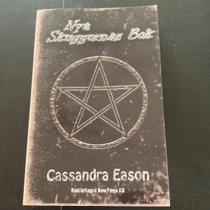 Bok om ”häxkonst” - På baksidan ser man lite vad den handlar om. Mycket intressant bok och den är i nyskick☺️