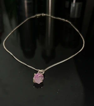 Silver halsband  - Detta är ett silver smycke med en liten ametist sten hängandes. Stämplad med ”925 sterling”. Perfekt present/gåva till ens mor eller partner!  ¡PRIS KAN DISKUTERAS, SAMT KOM PRIVAT FÖR MÅTT!