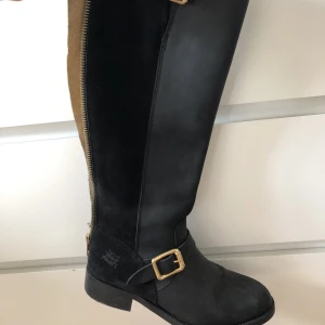 Svarta stövlar  - Superfina svarta skinn och mocka stövlar från Urban project🩵 Nästan inte använda då de är för tighta för mig. Gulddetaljer. Dragkedja bak. Är i storlek 40 men är liten i storleken så tror den passar 39. Är vadhöga👢Köptes för drygt 2000kr. 