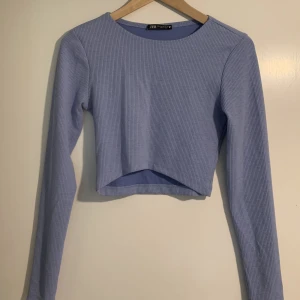 Blå topp från zara storlek M - Blå ribbad topp från zara i storlek M