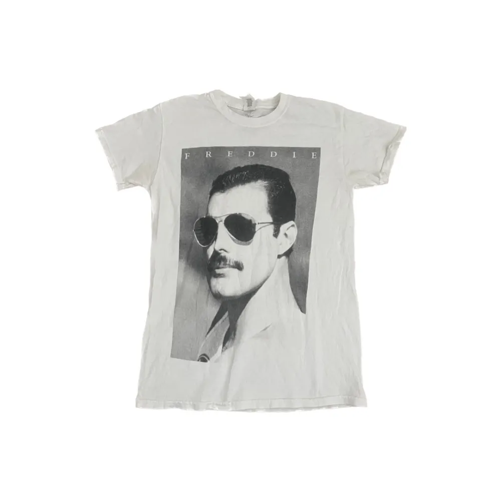 T-shirt med Freddie Mercury tryck! Tröjan är i jättefint skick men har en liten fläck på ena axeln Skriv privat om du har nån fråga!<3. T-shirts.