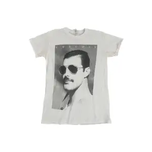 T-shirt med Freddie Mercury tryck! Tröjan är i jättefint skick men har en liten fläck på ena axeln Skriv privat om du har nån fråga!<3