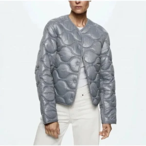 Jacka - Superfin jacka ifrån mango, hittar den ingenstans längre så den är nog slutsåld! Osäker på om jag vill sälja den så säljer vid bra bud! Bilderna är lånade!💓