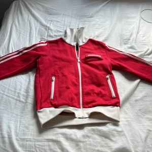 Höstlig tröja  - Jätte snygg tjock tröja. Använd 1-2 gånger. Passar perfekt till hösten och väldigt höstlig 