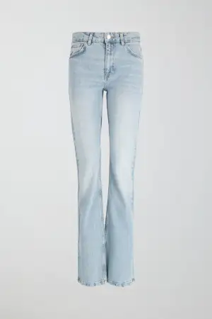 Ett par nya full length flare jeans från Gina. Superfina men säljer då det var lite stora.