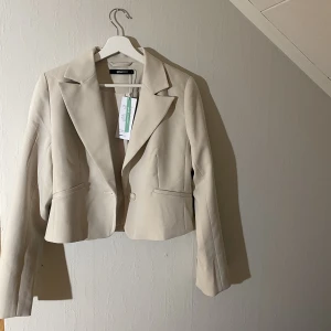 Kort kavaj Beige - Från Gina storlek L men passar XS-L beroende på hur man vill att den ska sitta💓 lapp kvar