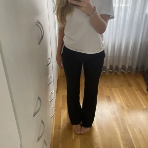 Kostym byxor - Kostymbyxor från bikbok i str 36❤️ fint skick inga defekter, 250+ frakt💞 dem ser typ röda ut på andra bilden men dem är helt svarta❤️