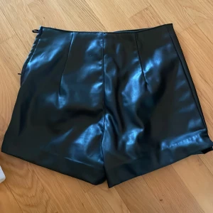 Skinnshorts  - Säljer dessa skinnshorts från HM! Perfekt när man vill vara lite mer uppklädd!