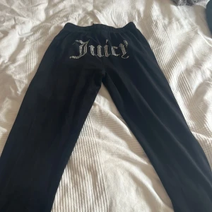 Juicy byxor❤️ - Jag säljer mina juicy byxor därfpr att jag vill köpa ett par andra