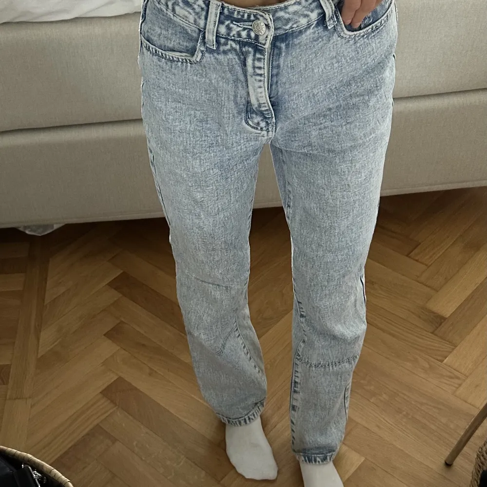 Raka jeans i storlek XS/34 (jag är 168cm)! Säljer för 100kr✨. Jeans & Byxor.