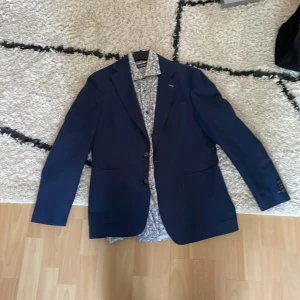 Kavaj med skjorta - Mycket bra skick. Endast använd någon enstaka gång. Säljes då dem är för små. Kavajen är storlek 48 regular slit fit och skjortan är storlek S/M. 500 kr för båda. 400 för kavajen.