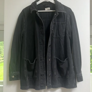 Jeansjacka  - Superfin svart jeansjacka som sitter oversize 