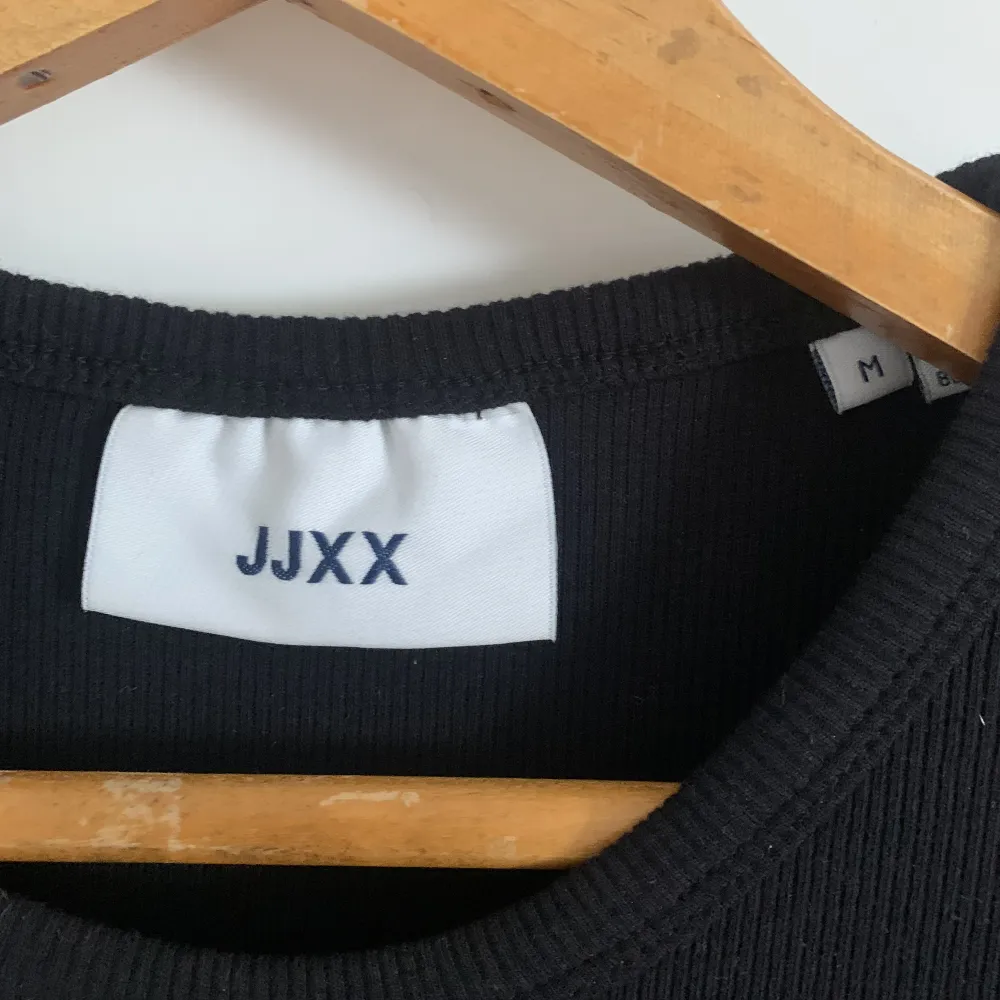 Säljer denna kroppade långärmade tröjan från jjxx då den int ekonomer till användning. Väldigt fint skick då den endast är använd en gång. Nypris är 169kr.. Toppar.