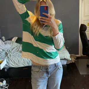 Grön och vit randig tröja  - Långärmad Tröja med krage från hm med en liten Elmo logga. Från mansavdelingen på hm 💞