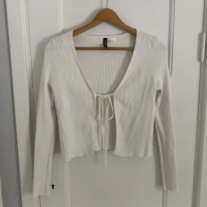 Tröja med knytband - Säljer denna väldigt fina tröjan/koftan då den e lite liten på mig. Fint skick och sparsamt använd.