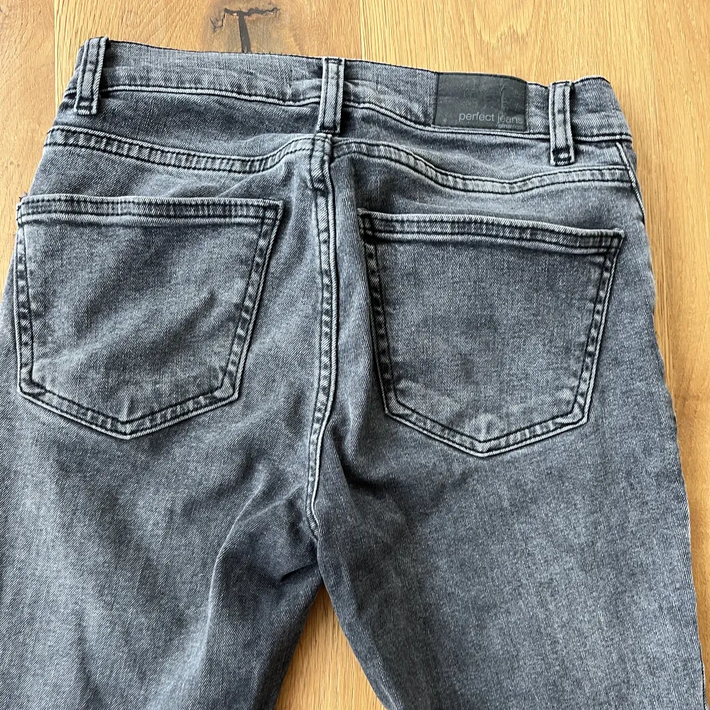 Säljer ett par super fina gråa jeans från Gina Tricot🩶Använt skick. Jeansen är midwaist och bootcut🩶. Jeans & Byxor.