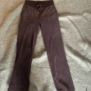 Juicy byxor XS - Bruna juicy byxor i xs, finns några noppror i midjan annars är dem fina. 