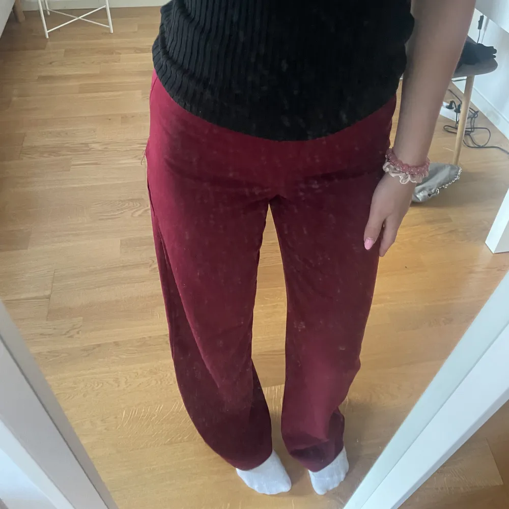 Skiiittt coola röda byxor. Jeans & Byxor.