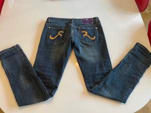 Low waist jeans från Victoria Beckham i storlek 30/32. Med glitter på bakfickorna. Lite långa för mig, jag är 160. Hör av dig om du vill ha mer bilder.  