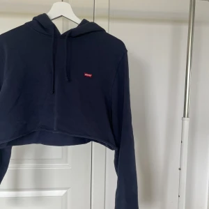 Hoodie - Croppad hoodie från Levi’s! Bra skick! Stl. S 