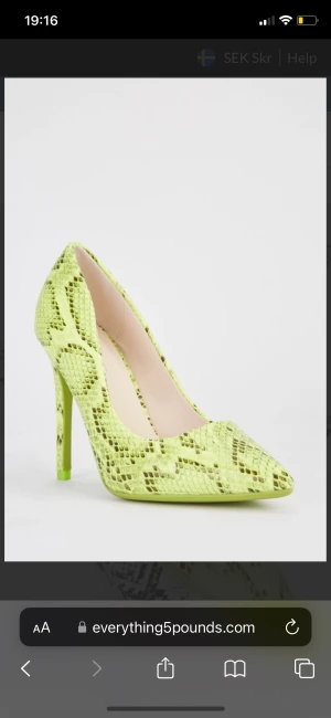 Ormskinns klackar  - Klackar i neon grönt ormskinn,  Helt oanvända i storlek 36  Klacken är 10cm hög finns även i neon rosa. Nypris är 550kr 
