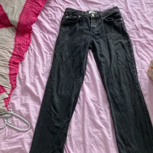 Low waist straight jeans från lager 157 - Den är nytvättad men ostrykt och det är därför den ser ut som den gör. Stryks innan den säljs. Köptes på lager 157 för 400 men säljs för 100kr