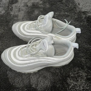 Nike airmax 97 - Säljer mina nike airmax 97 riktigt bra skick. Använda ett fåtal gånger. Pris kan diskuteras vid snabb affär! 