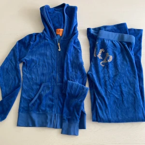 Juicy couture set - Kornblått set. Rak byxa med text bak. Byxa i storlek P (xs-s). Överdel i storlek S (xs-s). Dragkedja i strass. Inget tryck på baksida av överdel. Mycket bra skick.